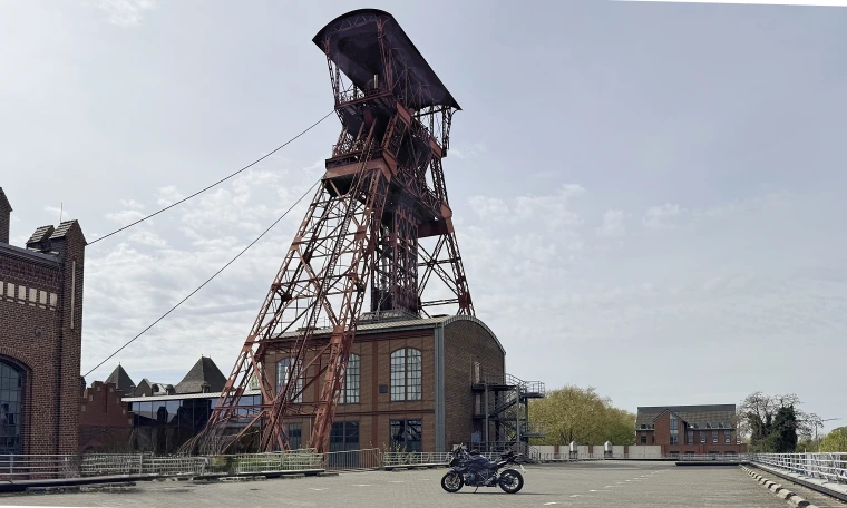 Moers – als hätte jemand den Förderturm einfach auf dem Parkdeck vergessen.