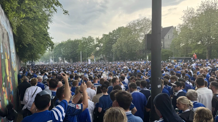 BildunterschriftDie Polizei ließ die kilometerlange Fanwelle Richtung Stadion ziehen. Die Stimmung? Natürlich auf 104 Prozent!